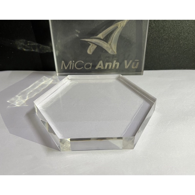 Khối mica lục giác và khối mica tròn trưng bày sản phẩm dày 2cm