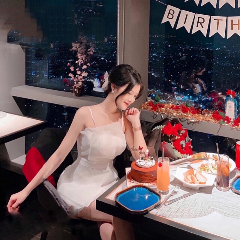 Váy trắng hai dây phối voan bèo vạt lệch xếp tầng. Đầm chữ A đi tiệc cưới