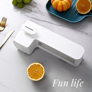 kệ nhựa để dao dán tường