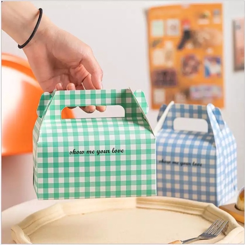 50 Hộp Gà rán, bánh tiramisu đem về màu xanh blue