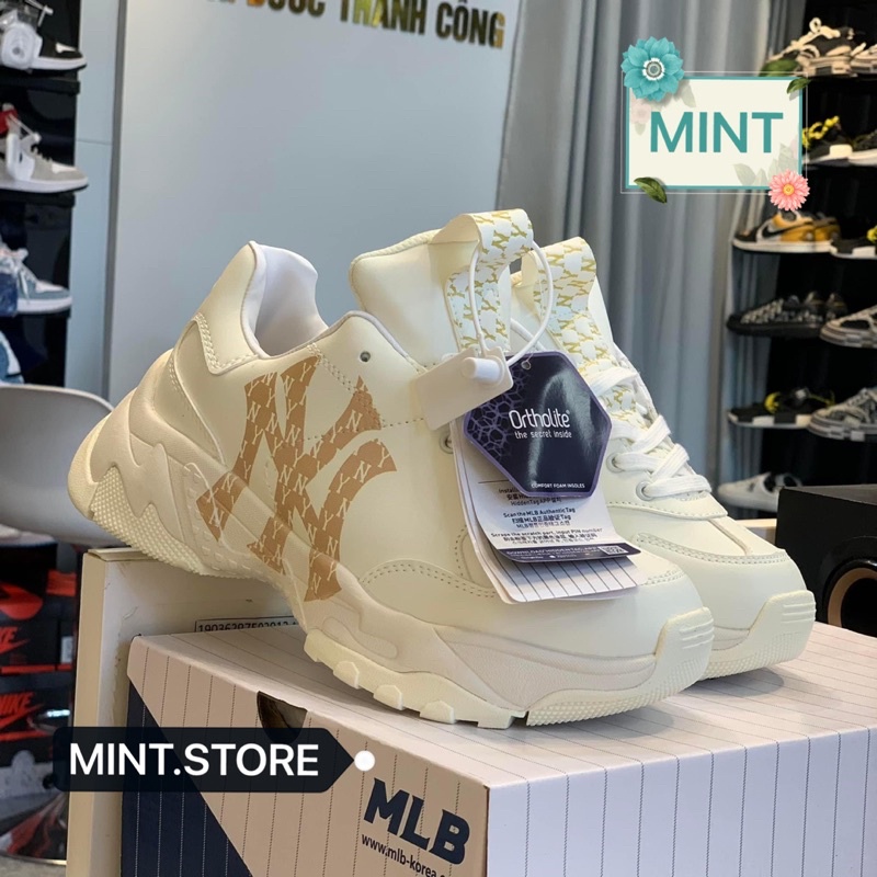 Giày Sneaker bóng chày in chữ vàng