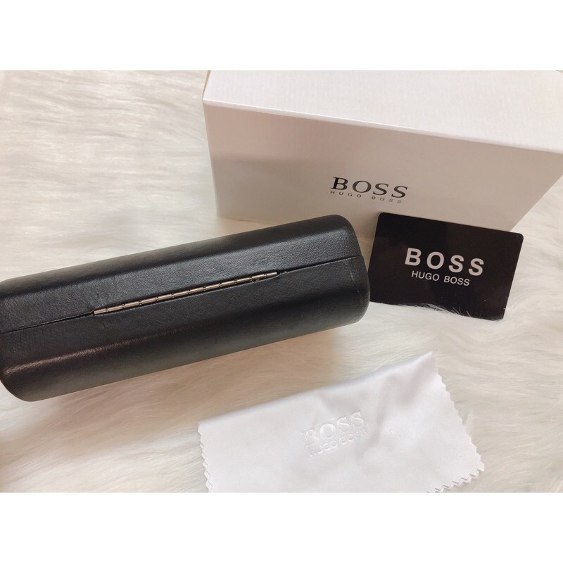 Hộp đựng kính Hugo Boss có thể đựng được kính to bản