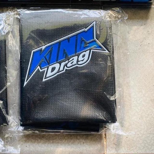 Da yên xe máy carbon King Drag chữ nhỏ dày dặn, chống trượt chống thấm chịu nhiệt tốt