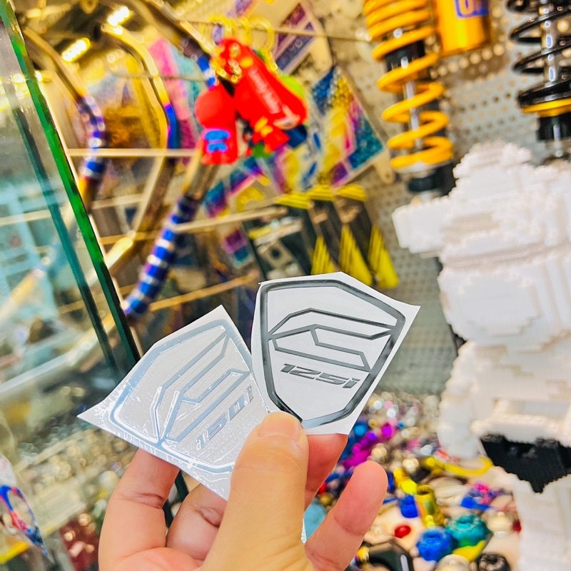 Tem Logo Sticker Metal Gold Crom 24k nổi bật trên mọi nền màu