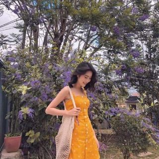 Đầm vàng 2 dây hoa cúc
