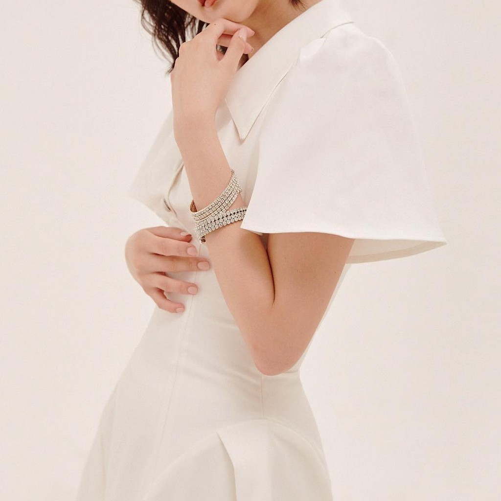 Đầm trắng dáng xòe hở lưng, cổ sơ mi xinh xắn | BigBuy360 - bigbuy360.vn