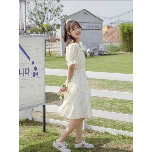 Đầm hoa cúc trắng bẹt vai viền bèo