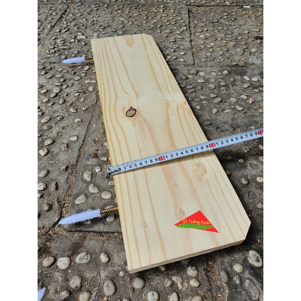 Kệ gỗ treo tường bằng gỗ thông tự nhiên rộng sâu 20cm, dài từ 50cm đến 1m2 giúp căn phòng Bạn trở nên gọn gàng hiện đại