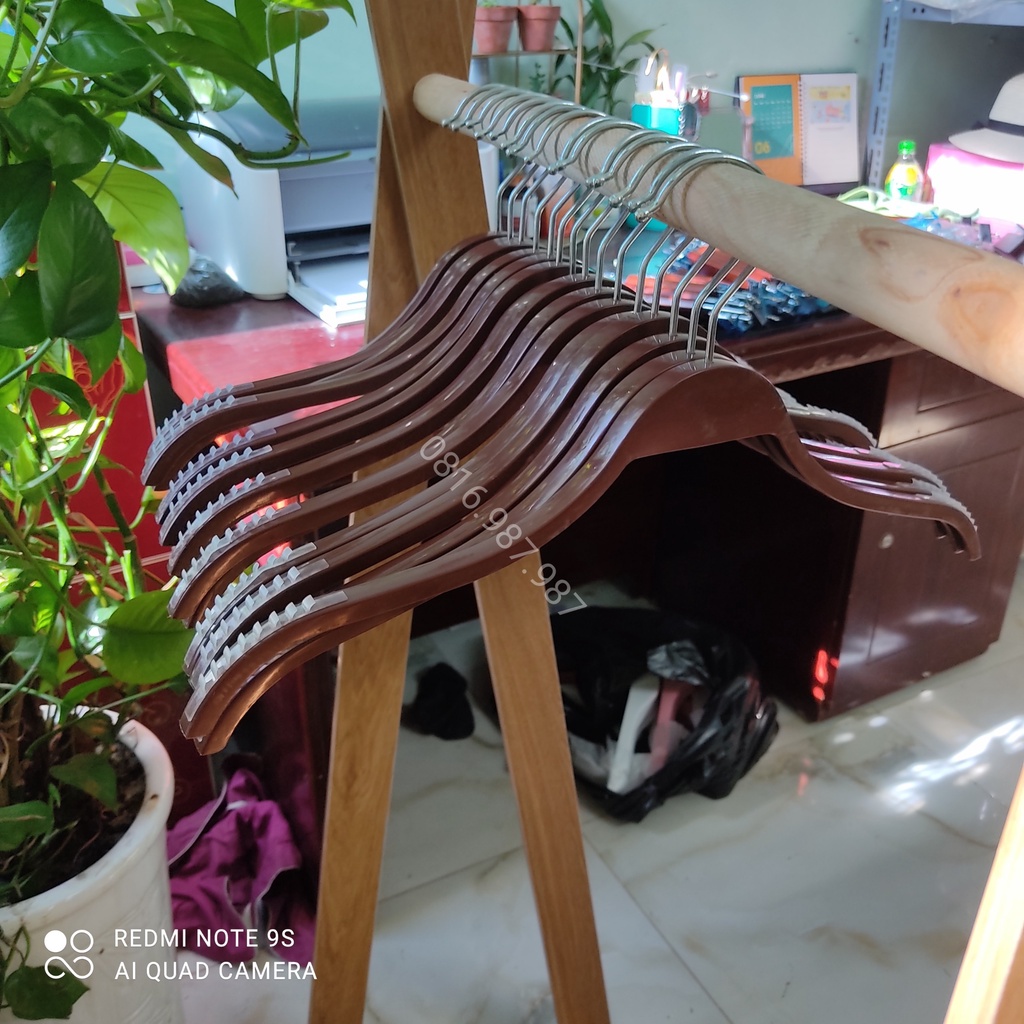 MÓC TREO QUẦN ÁO BẰNG NHỰA MÀU VÀNG, MÀU NÂU CÓ ĐỆM CAO SU CHỐNG TUỘT, CHẤT LIỆU NHỰA CAO CẤP BỀN ĐẸP, ĐẦU MÓC XOAY 360