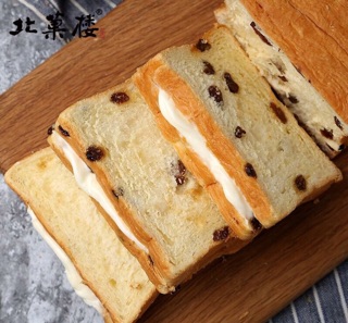 Sandwich nho kẹp sốt