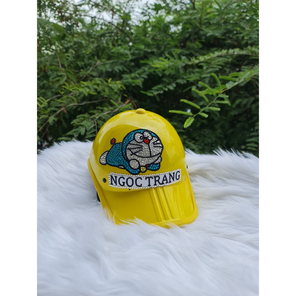 NÓN ĐÍNH ĐÁ DORAEMON NẰM (KHÔNG BAO GỒM TÊN)