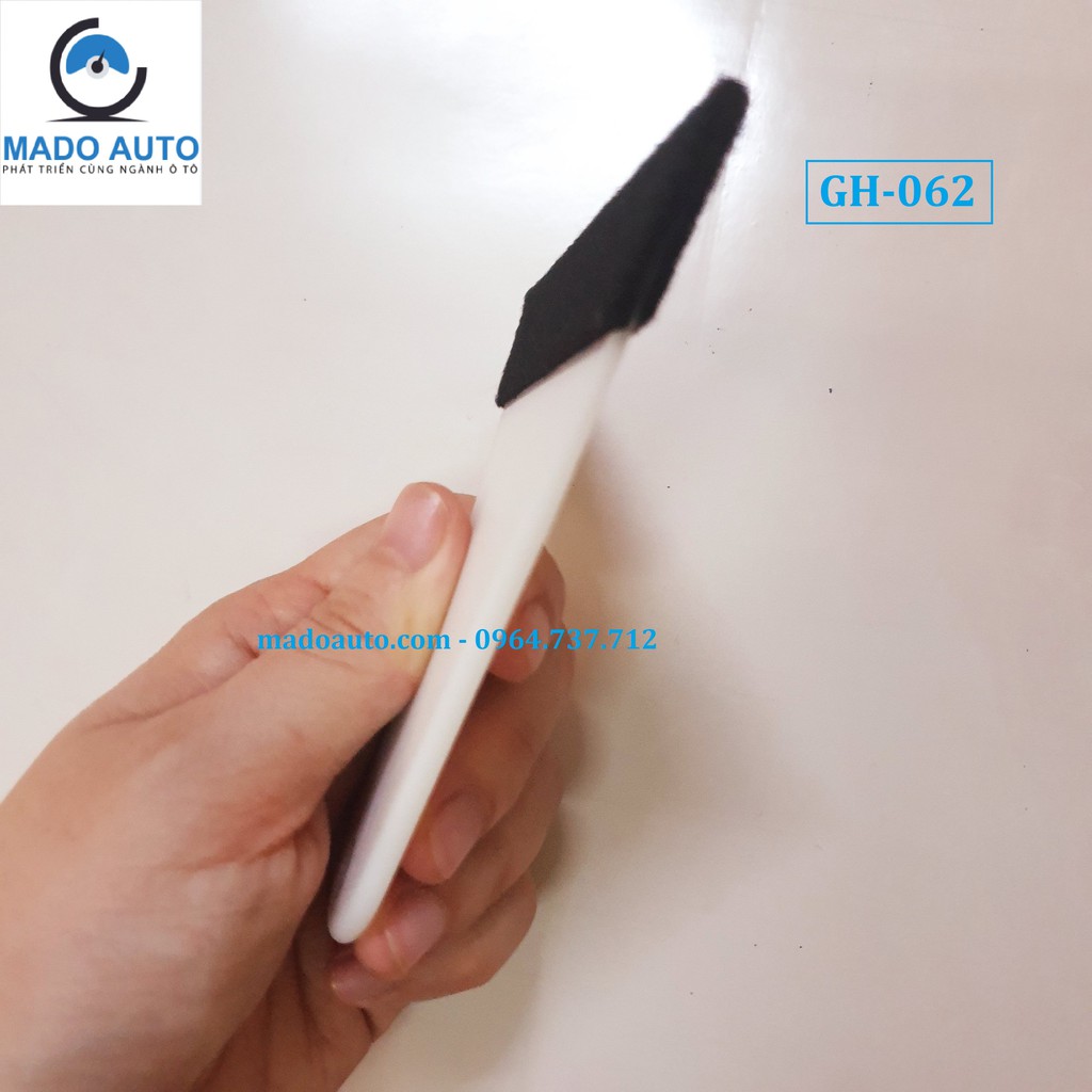 Gạt dán Decal xe ô tô hình tam giác, lưỡi bọc nỉ chống xước dán Decal ô tô xe máy MADO AUTO