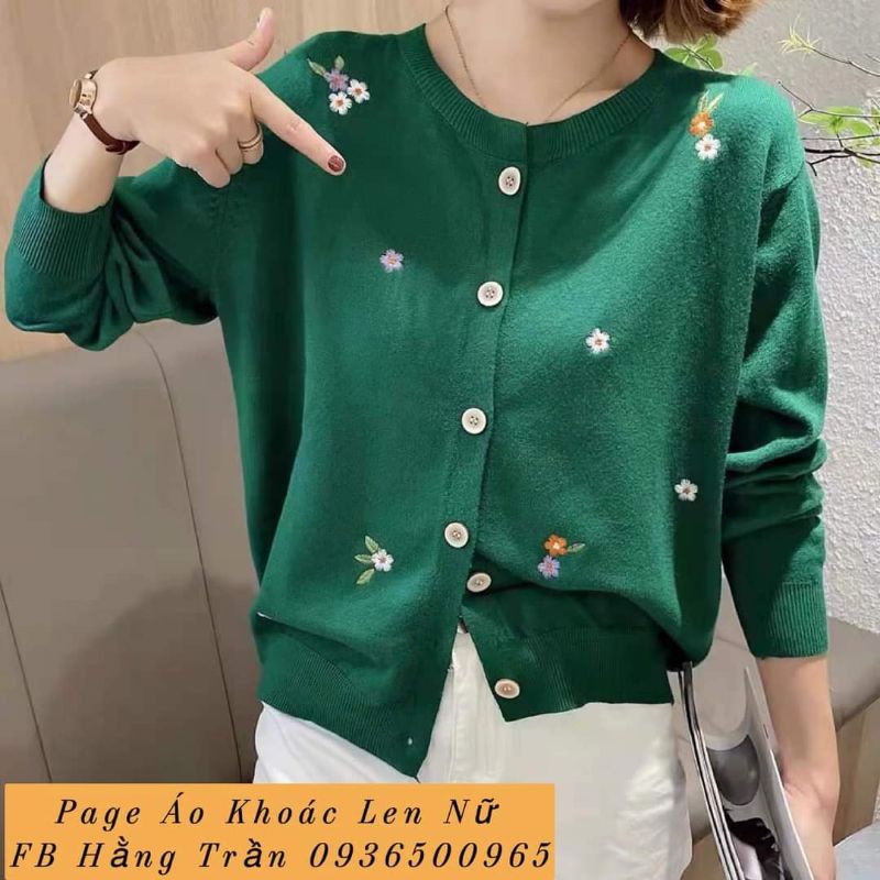 Áo khoác len nữ cổ tròn thêu hoa.
