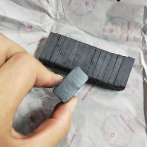 Nam châm Ferrite 20x10x5mm GAOMS, loại nam châm đen gốm lực hút vĩnh cửu