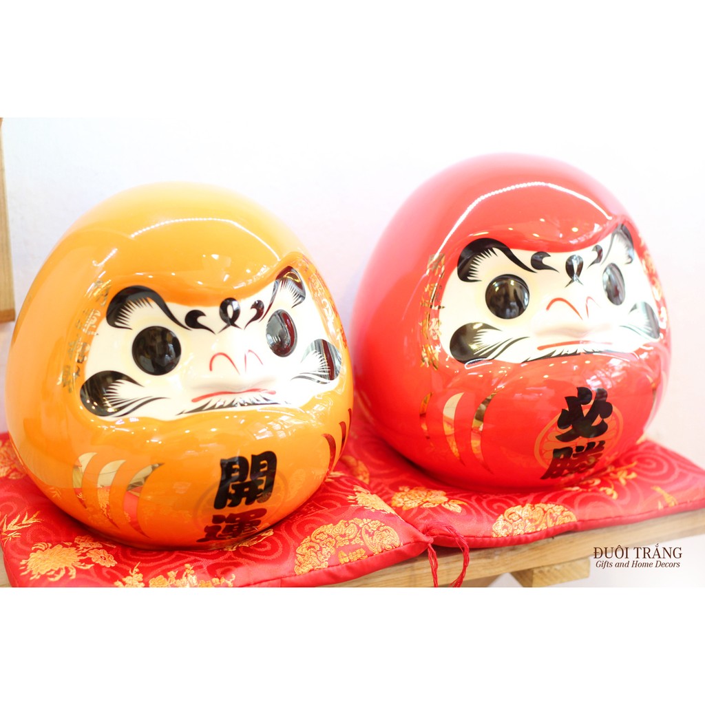 Daruma sứ Đựng tiền 20cm - kèm thảm đỏ