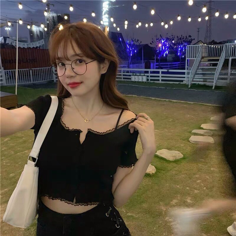 Áo len mongtoghi cộc tay viền ren khuy dáng croptop