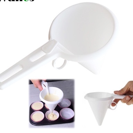 Phụ kiện phễu Walfos có tay cầm dùng để bắt kem/bơ/socola tiện dụng