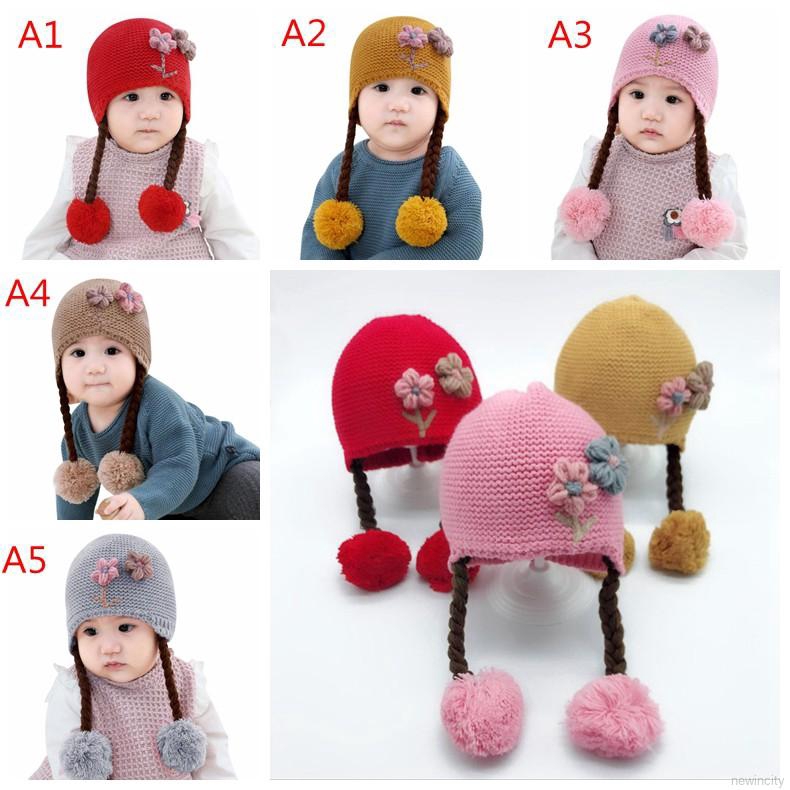 Mũ len trùm đầu cho bé có hai cục bông rủ xuống đáng yêu