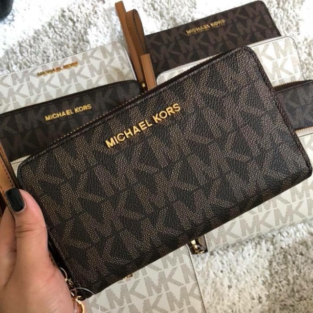 Ví nữa cầm tay michael kors