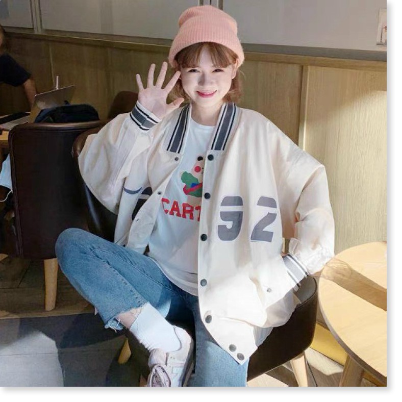 ÁO KHOÁC DÙ BOMBER NỮ NÚT CÀI PHỐI HỌA TIẾT CHỮ HAI MẶT PHONG CÁCH TRẺ TRUNG THỜI TRANG MỚI | BigBuy360 - bigbuy360.vn