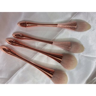 Chổi phủi bụi nail cán dài.
