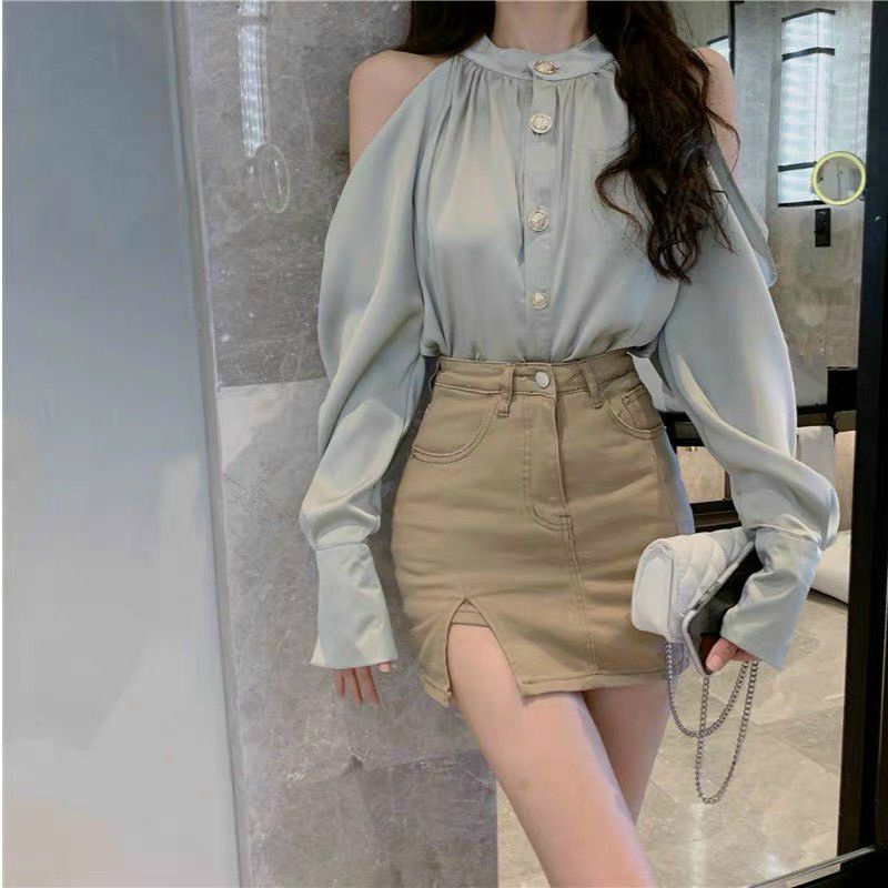 Set áo sơmi xanh mint khoét vai kèm chân váy kaki xẻ đùi