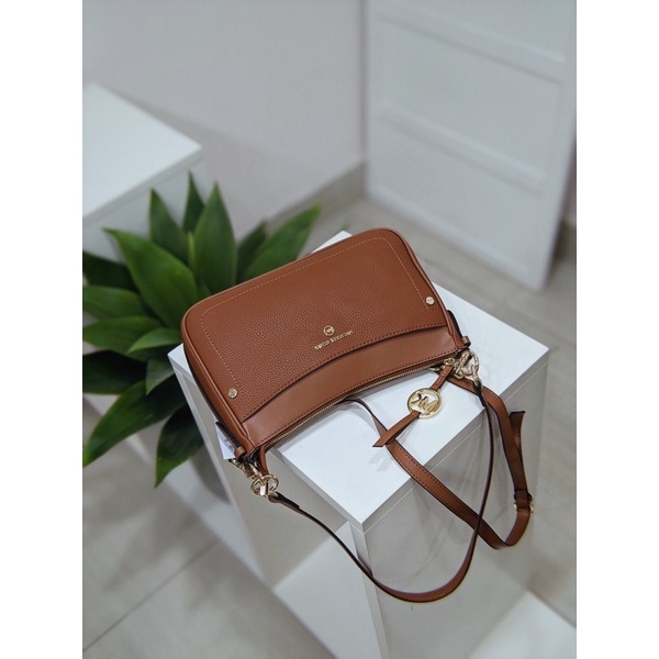 Sẵn ♥️  Túi đeo vai Micheal Kors “kẹp nách” xinh