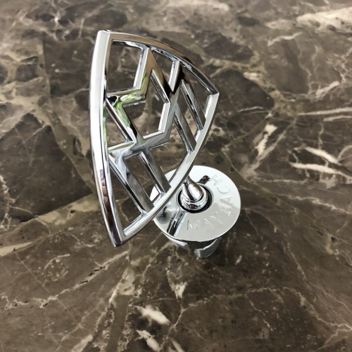 Sản Phẩm Logo Maybach nắp capo đầu xe ô tô, dùng độ cho xe Mercedes cao cấp MB2669 .
