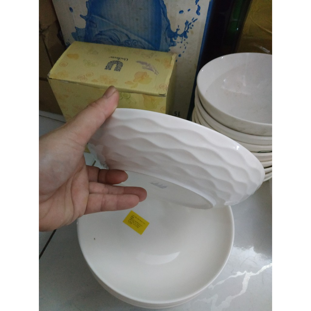 Dĩa sứ trắng hình tròn