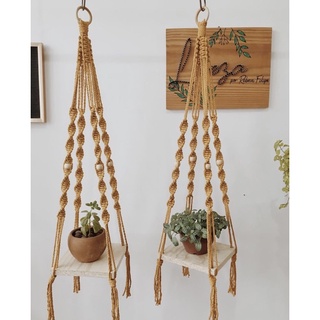 Kệ gỗ treo dây macrame trang trí nhà cửa.