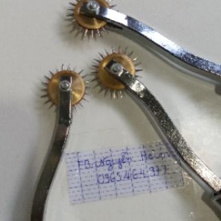 Cây lăn sang dấu cán màu gỗ răng nhọn