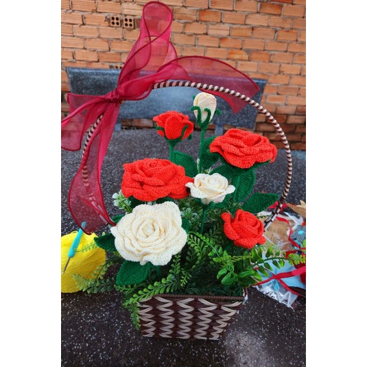 Giỏ hoa hồng len handmade