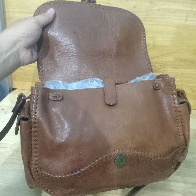 Túi đeo chéo da mộc secondhand  300312