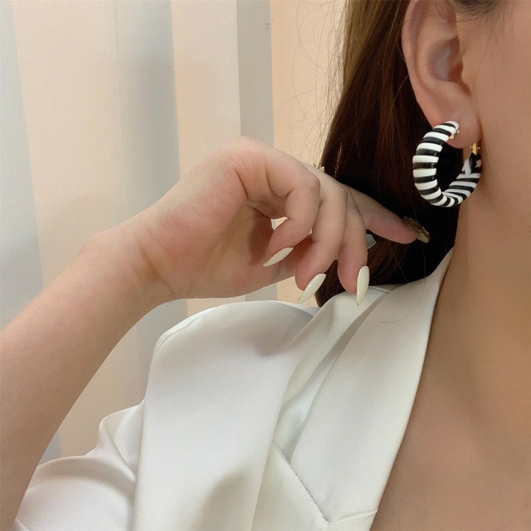 Bông tai thời trang nữ khuyên tròn xinh xắn - HT322