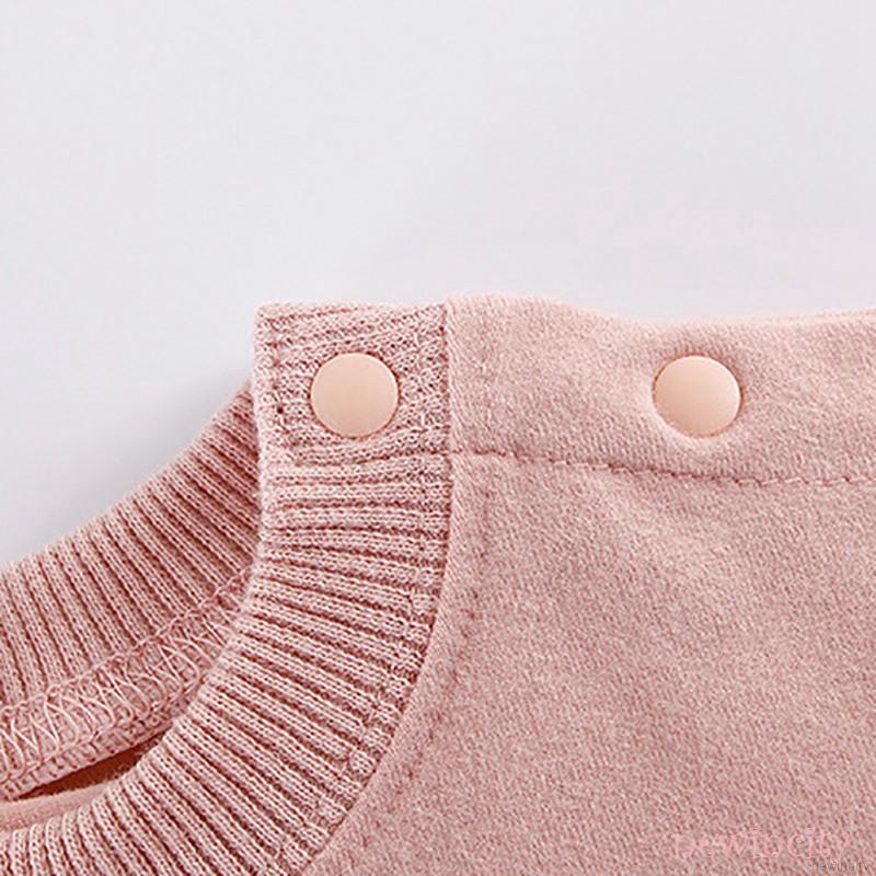 Jumpsuit tay dài hoạ tiết chữ in phong cách Hàn Quốc cho bé