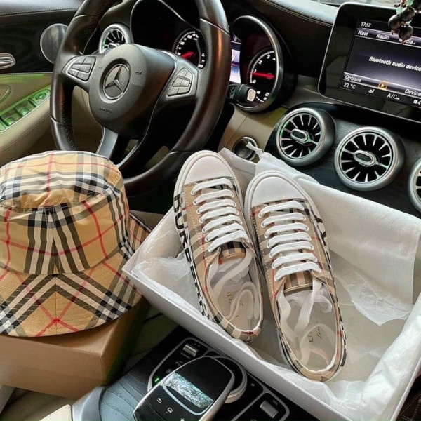 Giày thể thao sneaker Burberry cực xinh đế bằng fullbox êm chân