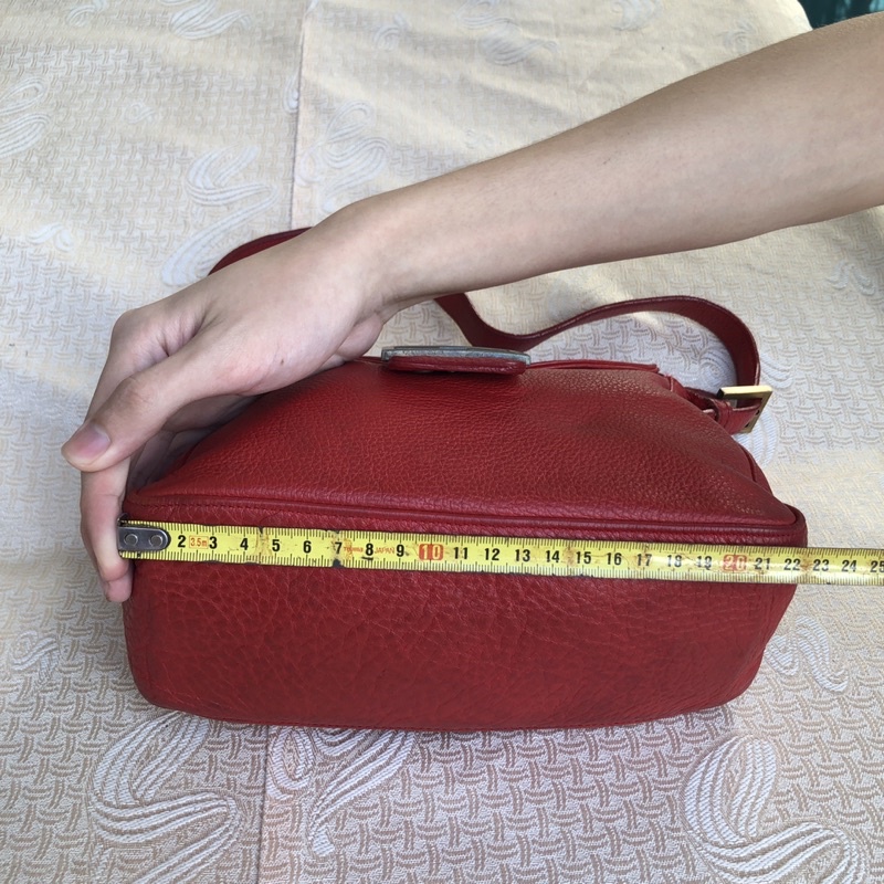 Túi chuẩn si. Túi qua sử dụng. Khách vui lòng xem hình nếu muốn biết thêm thông tin sản phẩm mời khách vô chat. Thanks .