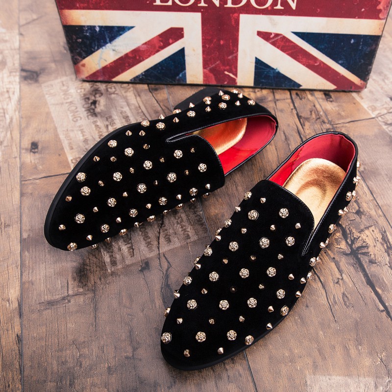 Men's fashion studs attached to the low-neck loafers