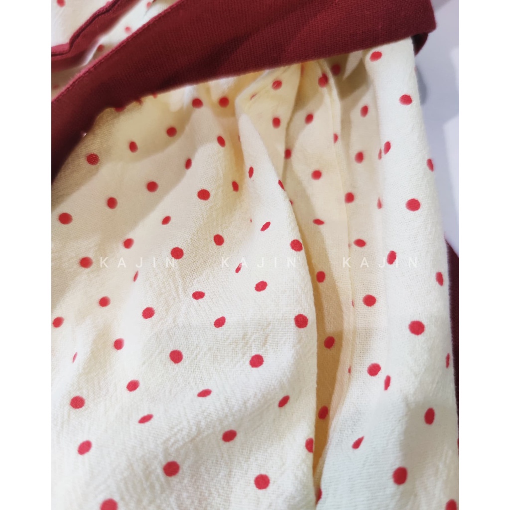 Đầm chấm bi vạt bèo, tay liền, cổ V, đũi cotton
