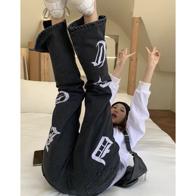 Quần bò đen dáng suông hoạ tiết thêu chữ