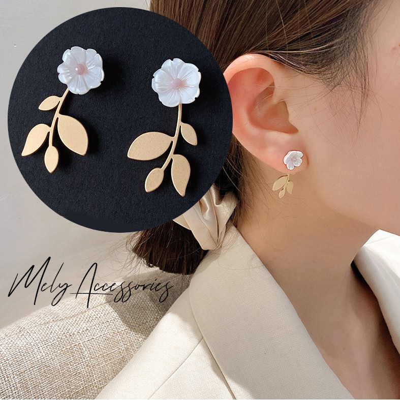 Bông tai hoa trắng nhỏ lá mạ vàng kiểu dáng nhẹ nhàng nữ tính - Mely D55