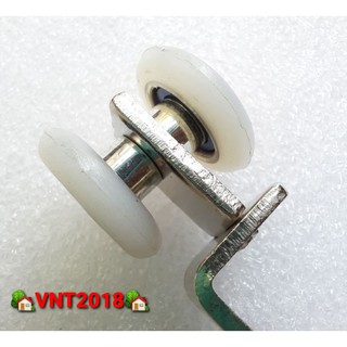 Con lăn trên cửa lùa inox tiện dụng