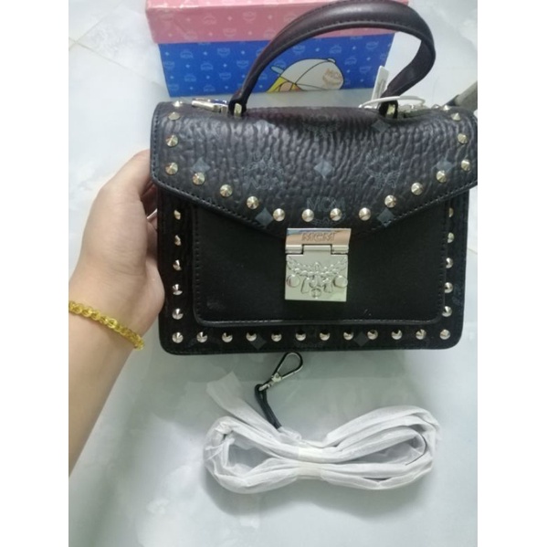 Túi m...cm* màu đen tán đinh viền túi