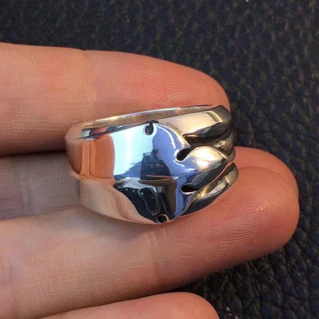 Nhẫn bạc Chrome Heart được làm từ bạc 925 đặc nguyên khối ,mẫu thiết kế nhỏ gọn tinh tế.Hàng cao cấp nhất thị trường.