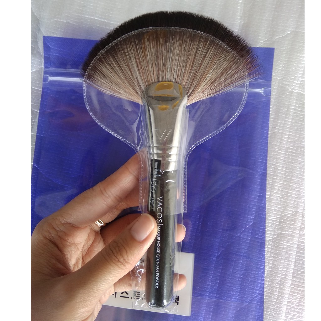 Cọ quạt phủ trang điểm Vacosi Pro QP01