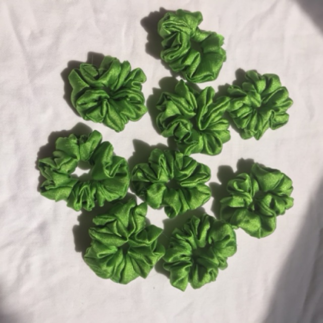 Cột tóc đủ màu