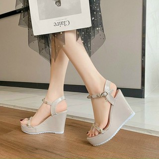 Sandal nữ đế xuồng