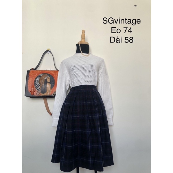 Chân váy dạ kẻ nhật màu xanh. cạp eo co giãn, có khoá. dáng midi xếp ly xoè phom âu. dạ và lót mềm không rặm. dễ mix đồ