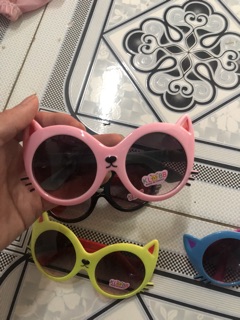 Kính mắt mèo cho bé