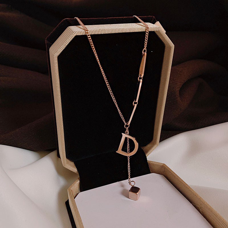 Dây chuyền bằng thép titan mạ vàng hồng 18K hình chữ D/ hình vuông nhỏ phong cách Hàn Quốc Dongdaemun khí chất sáng tạo